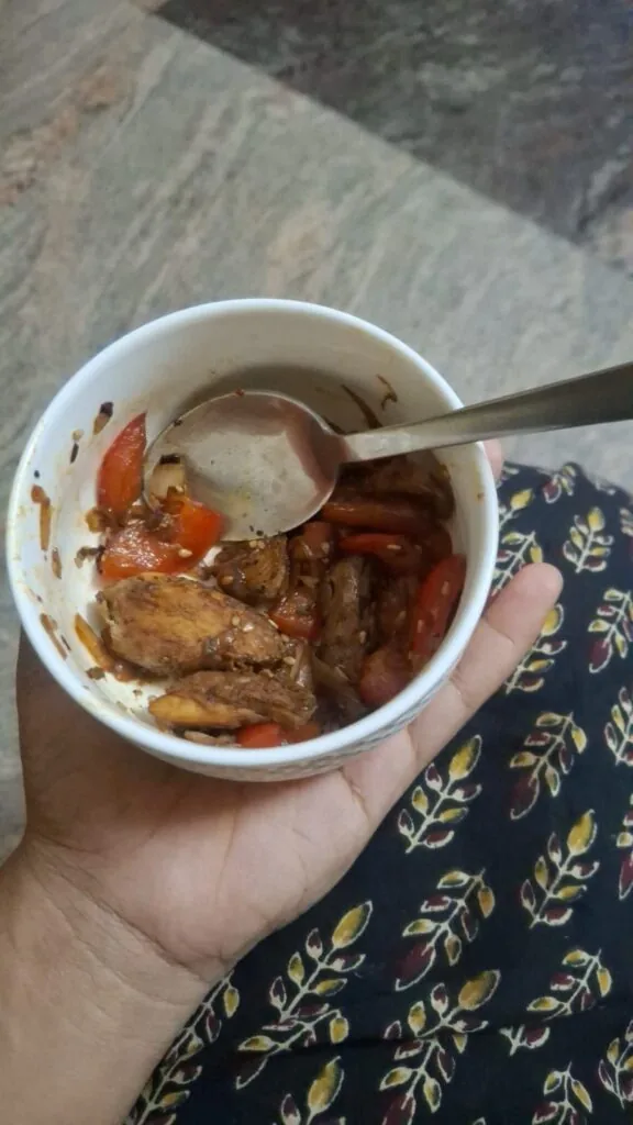 Máin Chick Pepper-Garlic chicken tossed with tomato and onion in a bowl